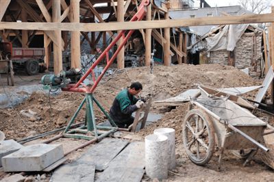 東城區(qū)北鑼鼓巷與小經(jīng)廠胡同之間一處四合院內(nèi)，工人進入已經(jīng)挖好的地下室內(nèi)施工。