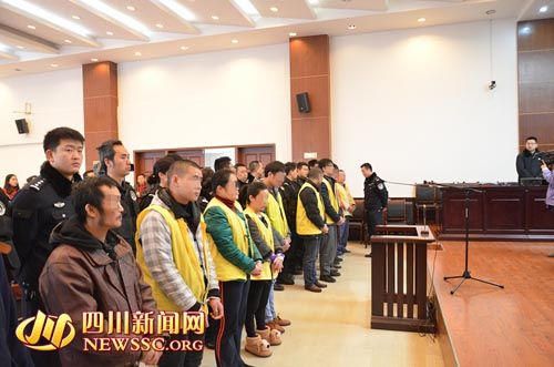 胡寶寶（右四）等接受集中宣判。