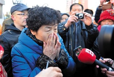 2月9日，呼格吉勒?qǐng)D的母親尚愛云在旁聽趙志紅案后，接受媒體采訪時(shí)落淚。新華社記者 任軍川 攝