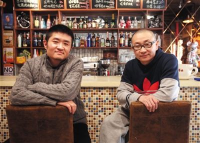 　14日，西安交通大學(xué)路66號公路咖啡館，苗阜（左）、王聲（右）兩位青年相聲演員今年將第一次登上春晚