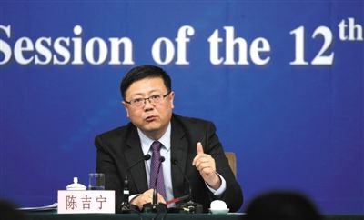 昨日，十二屆全國人大三次會議新聞中心，環(huán)保部部長陳吉寧回答中外記者提問。新京報記者 陳杰 攝