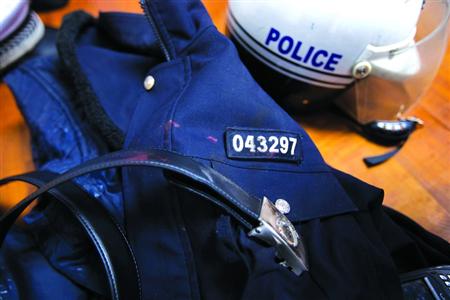 在閔行區(qū)虹橋派出所的一角，擺放著茆盛泉曾經(jīng)最愛的警服?！?43297”的警號(hào)、深色的警服依稀可見已經(jīng)凝固的血跡，警用皮帶也斷裂了。