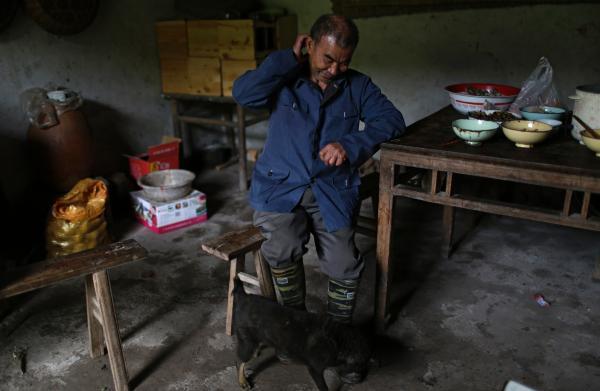 高齡農(nóng)民工:靠吃肉補(bǔ)充體力 靠染發(fā)躲過檢查 高齡農(nóng)民工:靠吃肉補(bǔ)充體力 靠染發(fā)躲過檢查