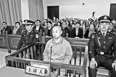 4月14日，趙志紅（前中）在庭審現(xiàn)場 供圖/新華社