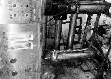 漢陽某無證水廠使用的破舊設(shè)備。