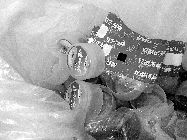 食藥監(jiān)執(zhí)法人員封存了無證水廠的假商標(biāo)。