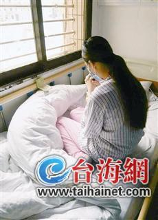 年輕女孩在病房中