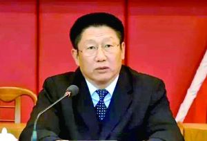 他曾身居要職，在仕途上平步青云，“連跳式”升官；他如今落馬，被查出近乎瘋狂地收受巨額利益、用公款送禮，還隱瞞“裸官”身份、在私企老板的安排下多次嫖娼、參與賭博、與多名女性通奸，被一線辦案人員形容為“五毒俱全”的干部。近日，深圳原市委常委、政法委書記蔣尊玉的貪腐歷程被披露。