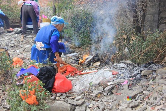 老人們準(zhǔn)備好松香紙錢(qián)等祭祀用品，虔誠(chéng)祈福。
