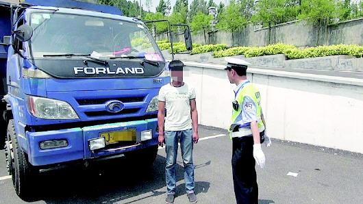 民警對持C1駕照駕駛大貨車、一年違法350余次的張某進(jìn)行批評教育。