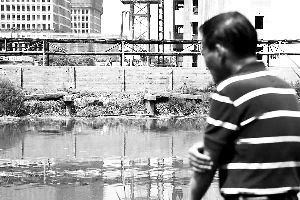 2015年6月5日，上海的古御界橋只剩橋墩和兩塊橋面。