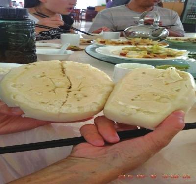 在參加山西游行程中，體驗員發(fā)現(xiàn)團(tuán)餐中的饅頭已經(jīng)發(fā)霉。視頻截圖