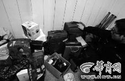 民警整理查獲的贓物 民警整理查獲的贓物