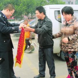 何姜姜的父母給民警送錦旗。