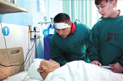 11月16日，王冬（頭部包裹紗布者）在照顧李大爺