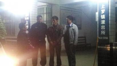 王強(qiáng)被抓獲歸案,右二為犯罪嫌疑人。