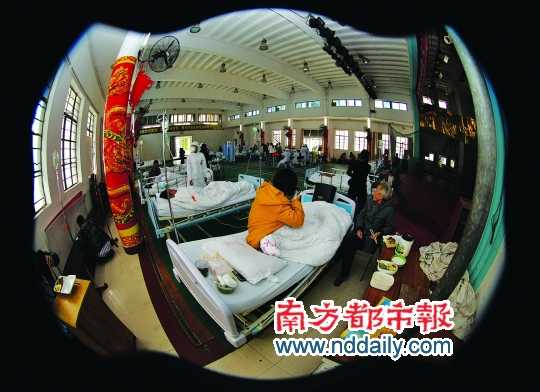 病人被轉(zhuǎn)移到該院的工會大禮堂。通訊員 符曉亮 攝