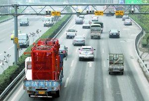 內(nèi)環(huán)高速連應(yīng)急車(chē)道也被社會(huì)車(chē)輛占用著，3月嬰兒最后病重離世