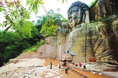 佛像雕刻現(xiàn)場。