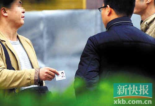 在進行了近半個月暗訪調(diào)查中，有證販子告訴記者稱，二代身份證買賣已形成產(chǎn)業(yè)鏈，不僅貨源穩(wěn)定，生意也是相當(dāng)紅火。■正佳廣場附近，一名男子正向記者兜售二代身份證。