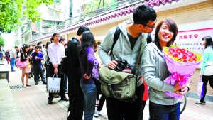 2011年11月11日，越秀區(qū)民政局，登記結(jié)婚的隊(duì)伍排了足有一百米長(zhǎng)（資料圖片）。　記者黃澄鋒攝