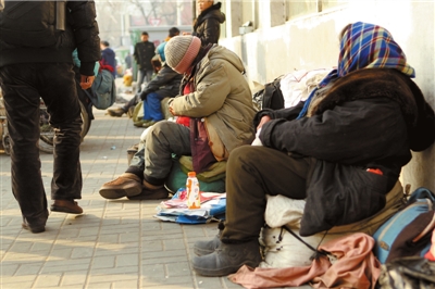 昨天，仍有流浪人員在路邊居留。本報(bào)記者譚青攝/視頻