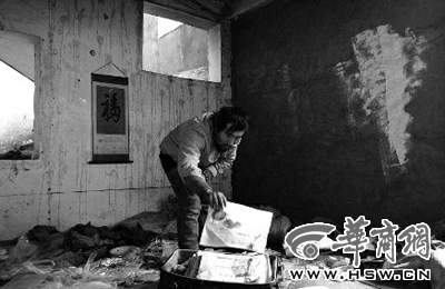 　西安市解放路與東大街十字西北角的一棟待拆遷的樓房中，陳露山整理自己每天看的報紙