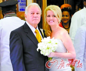 二00一年，埃德文和特里娜舉行婚禮。