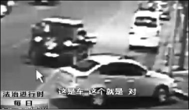 事發(fā)現(xiàn)場監(jiān)控錄像顯示，白圈內(nèi)的被害人老丁，正在牧馬人越野車旁收費(fèi)。 圖片來自電視截圖