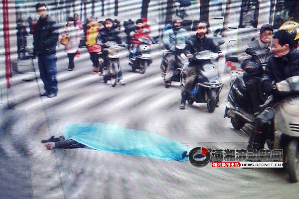 2月4日早上8時(shí)30分許，長沙人民中路255號(hào)一棟住宅樓露天樓梯6樓頂部，一名三十多歲的中年男子跳下