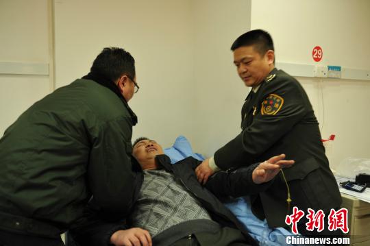 被“黑車”頂跑近5公里的執(zhí)法隊(duì)員周應(yīng)鑄被送至醫(yī)院急救?!¢Z成全 攝 被“黑車”頂跑近5公里的執(zhí)法隊(duì)員周應(yīng)鑄被送至醫(yī)院急救?!¢Z成全 攝