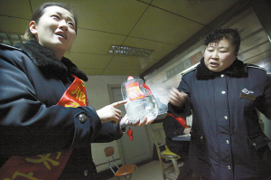 　車(chē)站人員在講述當(dāng)時(shí)情況，一桶5斤的白酒已被喝掉大半記者周杰攝