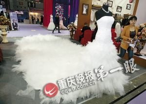 重慶展出鑲嵌3萬(wàn)顆水晶珍珠婚紗 租金9800元/天