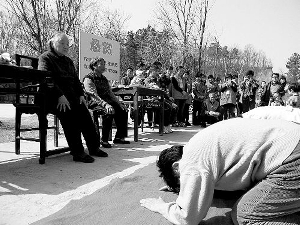 風景區(qū)立“懸賞牌”:給父母磕頭全家免門票 風景區(qū)立“懸賞牌”:給父母磕頭全家免門票