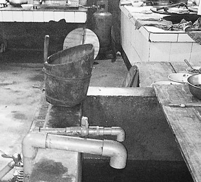 在鎮(zhèn)機(jī)關(guān)食堂，洗菜煮飯都用自來水。