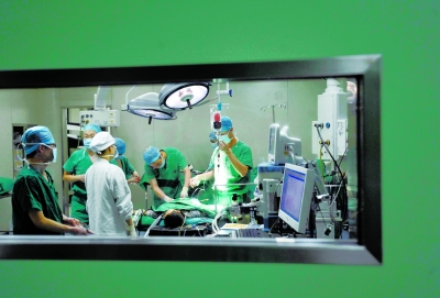 昨晚，醫(yī)生為小進(jìn)進(jìn)做截肢手術(shù)。