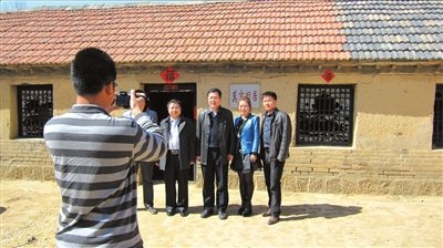 莫言舊居遭游客摳墻挖磚 撒在家中稱(chēng)可占文氣