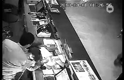 第三名白衣男子沖進(jìn)柜臺(tái)內(nèi)對(duì)女服務(wù)員一頓拳打腳踢。