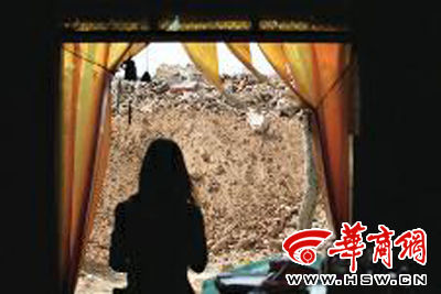 學(xué)校旁的小賣部老板李女士看著店門口的建筑垃圾很頭疼 本報(bào)記者董國(guó)梁攝 學(xué)校旁的小賣部老板李女士看著店門口的建筑垃圾很頭疼 本報(bào)記者董國(guó)梁攝