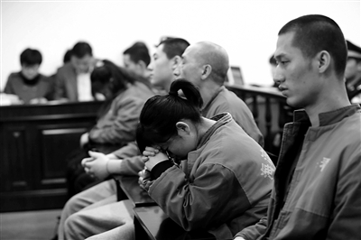 昨日，因涉嫌誘騙男網(wǎng)友進行高額消費，海淀區(qū)一咖啡廳負責人及“吧女”等14人受審。新京報記者 王貴彬 攝