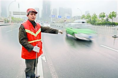 　肖慶旭師傅在事發(fā)地點講述經(jīng)過。記者李銳 攝