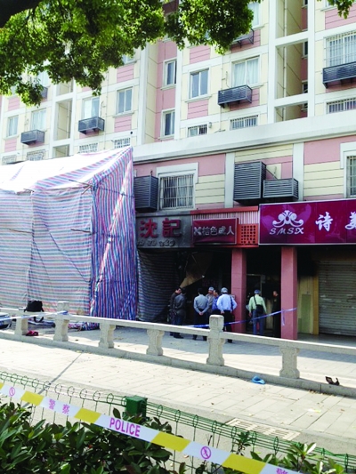 警方勘查事故現(xiàn)場(chǎng)。