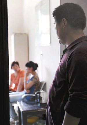 妻子在房?jī)?nèi)勸說(shuō)女兒時(shí)，楊師傅守在門(mén)外