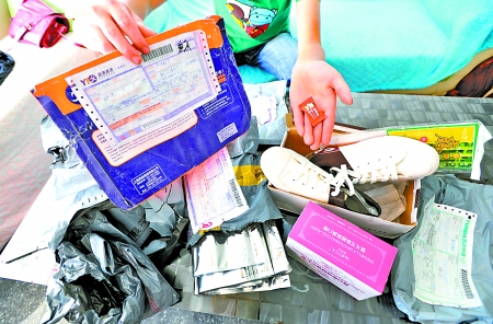 昨日,沙坪壩區(qū)遠(yuǎn)祖橋,彭小姐這幾天收到的一堆包裹。記者吳珊攝