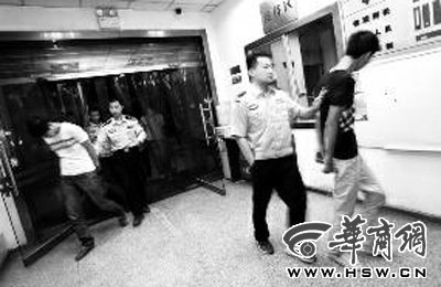 三人搶劫孕婦后，被警方和群眾合力抓獲 王警/攝