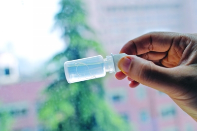 眼睛總發(fā)癢，1歲女童眼中挑出9條活蟲(chóng)