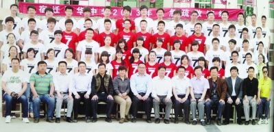 大家來(lái)找找，兩幅圖中有13人完全一致，你能找出來(lái)嗎？