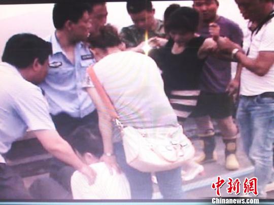 宗德宇緩緩靠近跳樓女子?！O程　攝