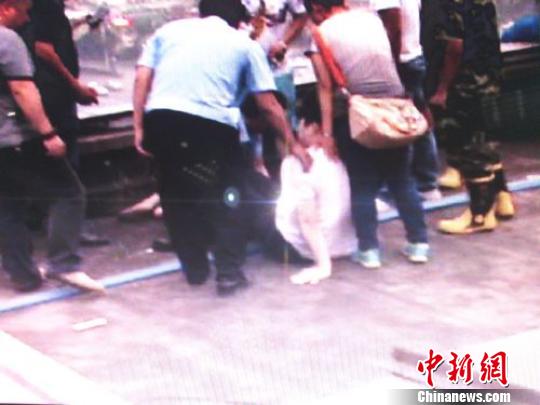 宗德宇緩緩靠近跳樓女子?！O程　攝