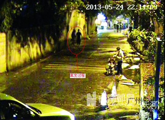 監(jiān)控視頻中（紅圈處），男子尾隨女學(xué)生試圖進(jìn)行猥褻。通訊員供圖